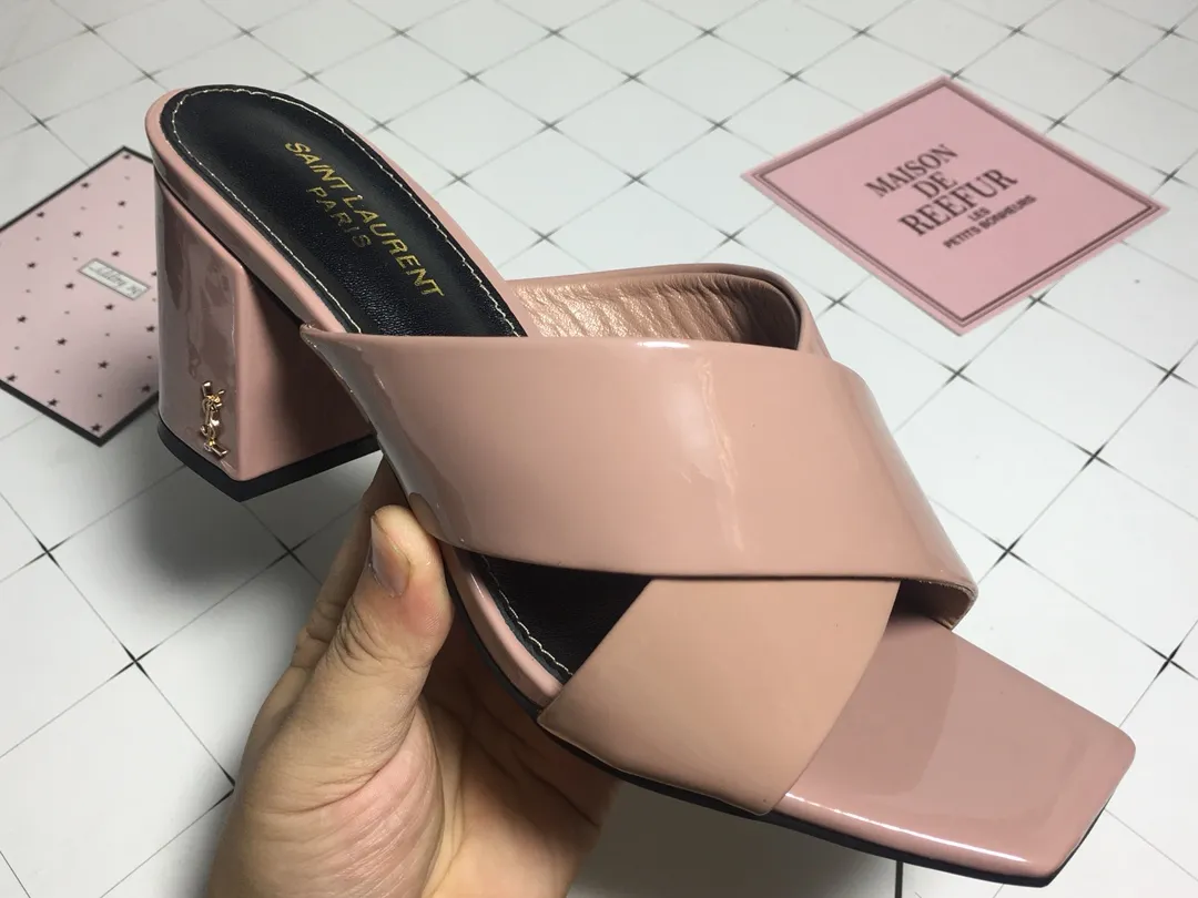 👟👟Ex-factory price 340👟👟 Genuine leather base +40 7CM heel cow patent leather series. 2018 Saint Laurent YSL’s strongest new cross-strap slippers are available in two heel heights. They are 7CM and 9CM respectively. The fabric is made of cowhide. The lining is made of first-layer sheepskin. Size: 34-41 (size 42 can be customized). It is very stable when walking and does not lose its heel.
